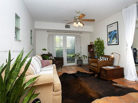 5th image of 726 NE 92nd St APT 6L