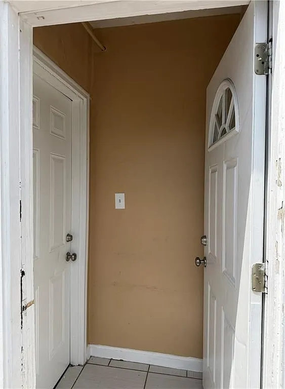 3 bed, 1.0 bath, 1100 sqft, $2,200 — Photo 2
