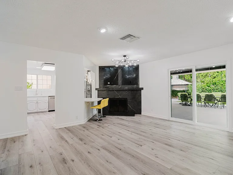 22515 Haynes St — Photo 12
