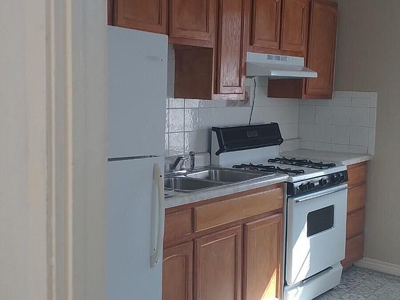 5th image of 1204 Chadbourne St