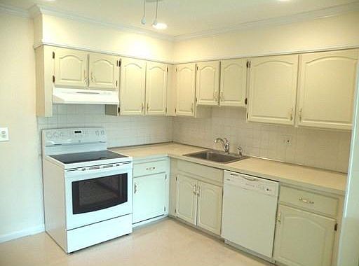 3rd image of 30 Pleasant Dr APT 10
