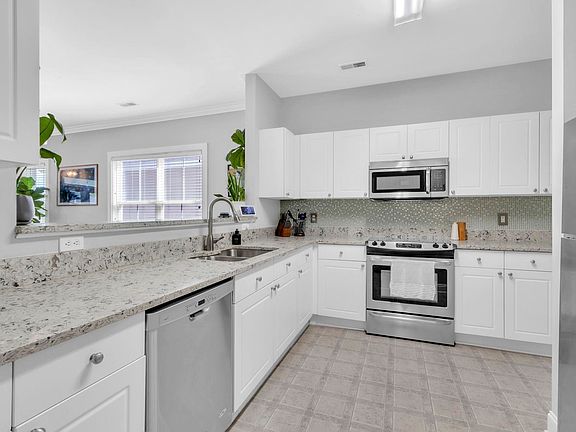 3rd image of 14 Oakhurst Ave Unit 14B