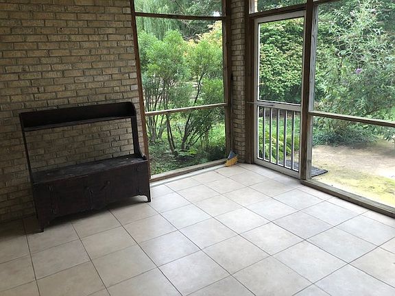 3rd image of 542 Massanutten Ct