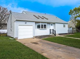 58 W Marine Ave, Lindenhurst, NY 11757