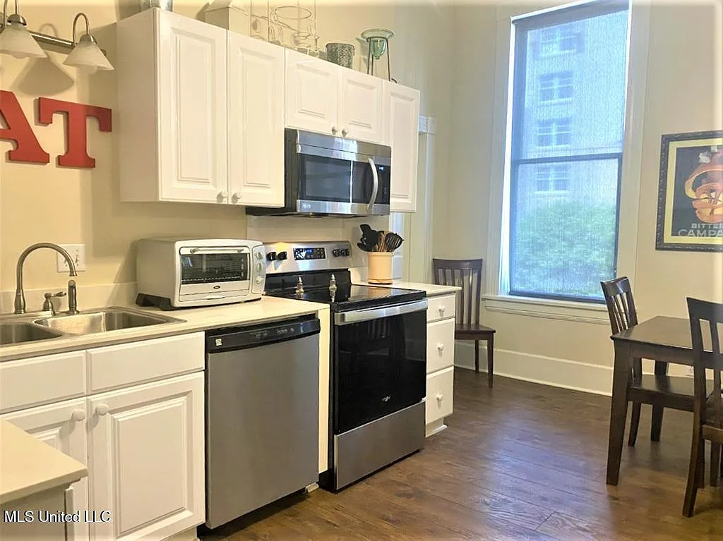 2 bed, 2.0 bath, 2000 sqft, $2,250 — Photo 2