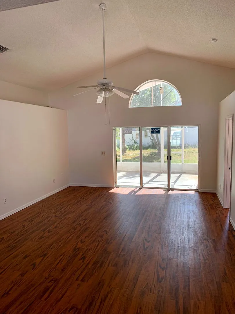 3 bed, 2.0 bath, 1471 sqft, $2,100 — Photo 3