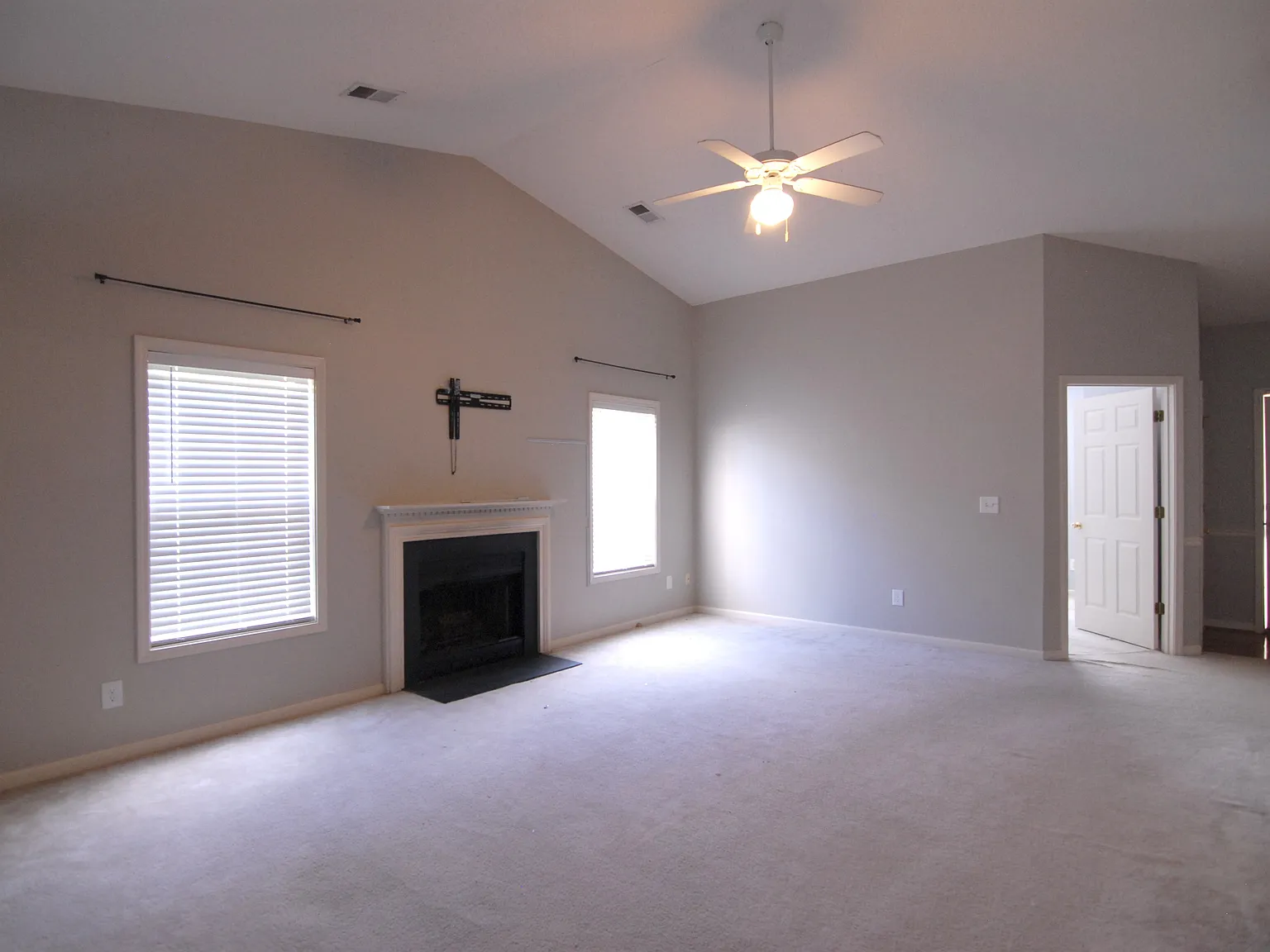 3 bed, 1354 sqft, $1,825 — Photo 4