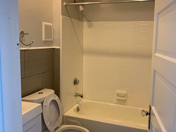 3rd image of 2704 Morrow Pl