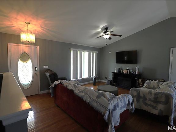 3rd image of 70 Swan Ln