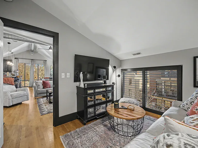 261 S Limestone St #304 — Photo 38