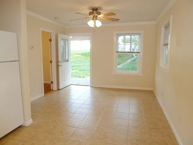 Great location for this updated 4br 2ba house w/ off-street parking. Walk to UNC Campus! — Photo 2