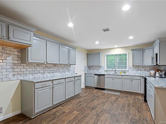 3rd image of 22 Lake Forest Hls