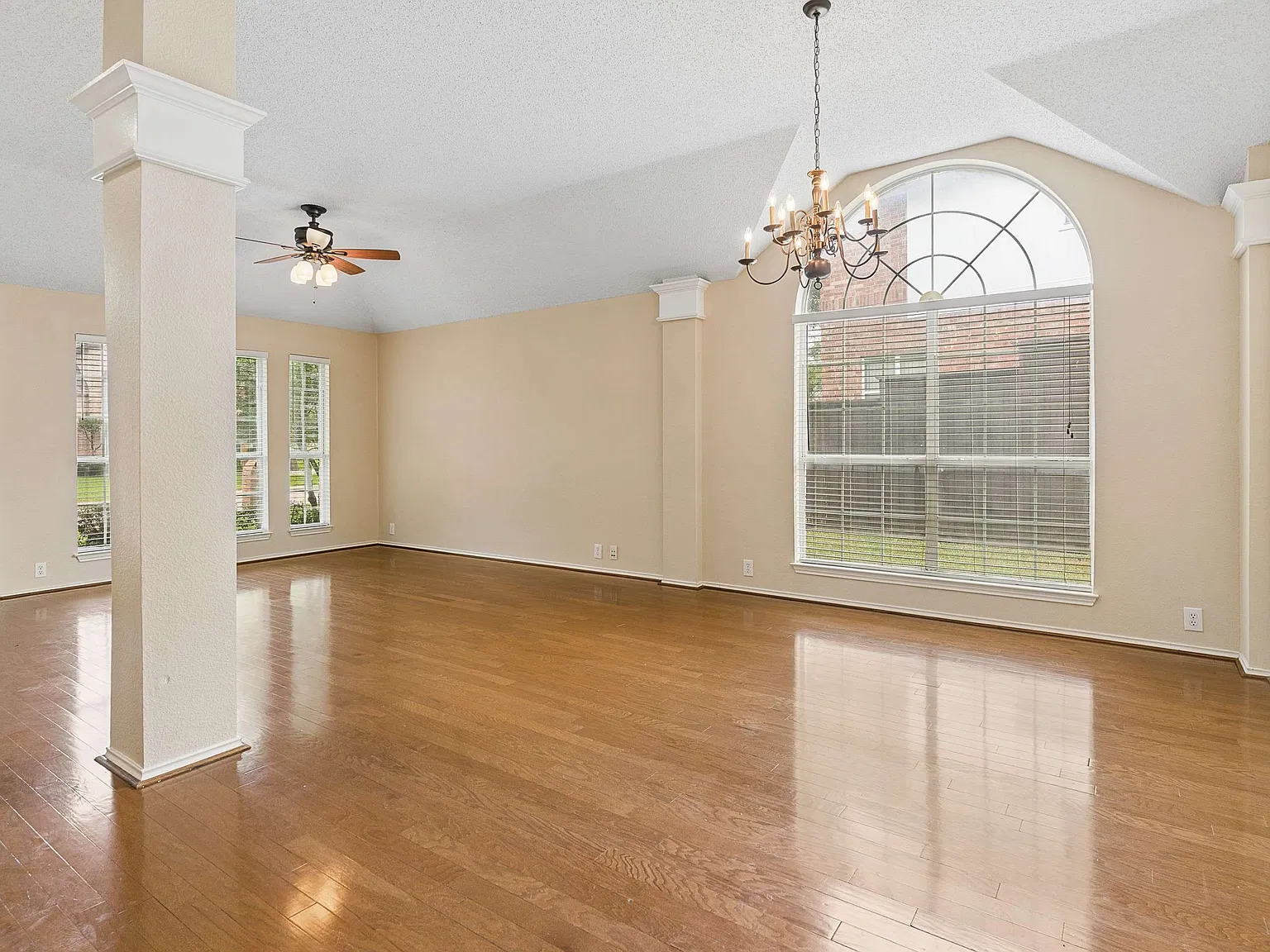3 bed, 2422 sqft, $2,750 — Photo 3