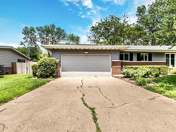 3rd image of 825 W Fairlawn Ln