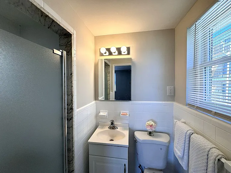 Gorgeous Renovated Private Home in Drexel Hill, PA — Photo 23