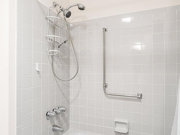 5th image of 32 Kinkora Court W
