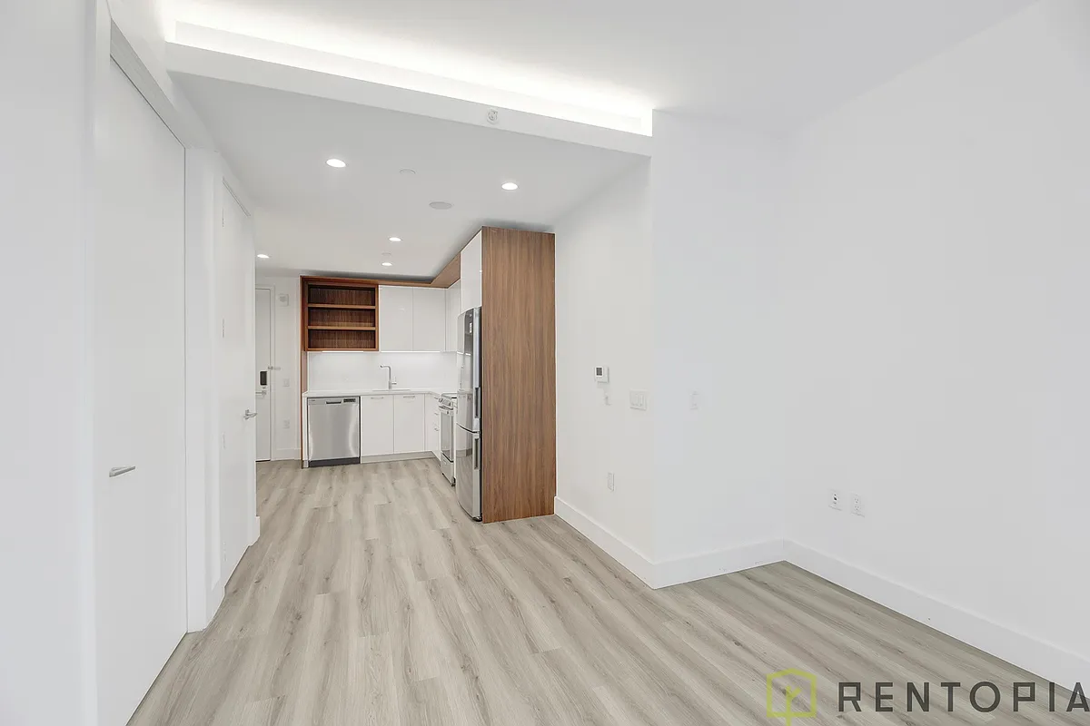 Building Photo - 224 E 135th St #1708N