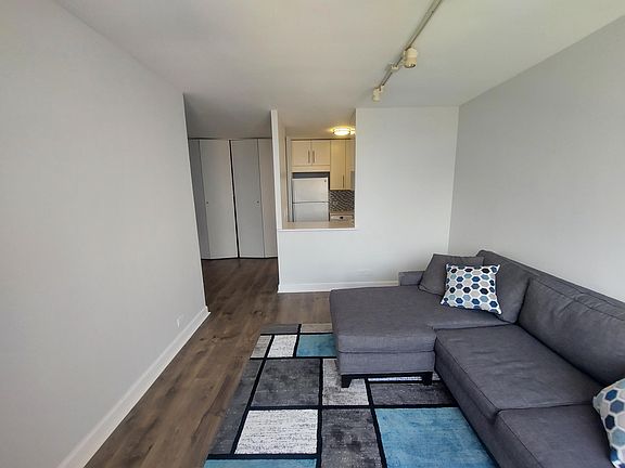 4th image of 4343 N Clarendon Ave APT 1008