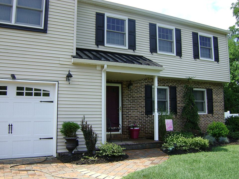 front of home with two car paver driveway