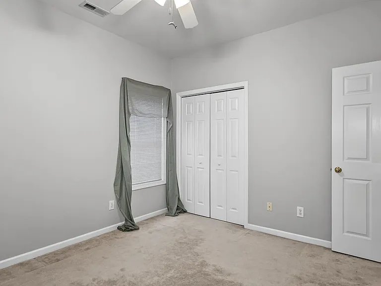 141 Canterbury Dr — Photo 31