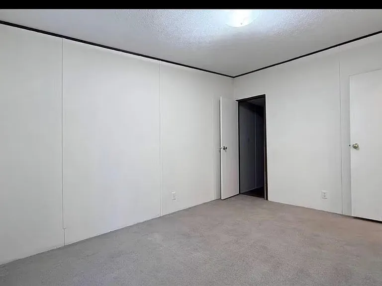 1430 W Howard Ln — Photo 10