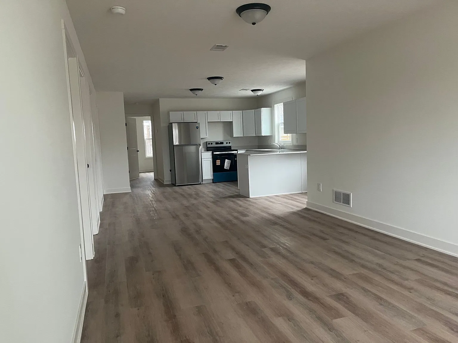 3 bed, 3.0 bath, 1050 sqft, $1,600 — Photo 3