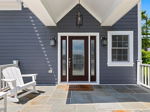 3rd image of 2053 Allan Avenue