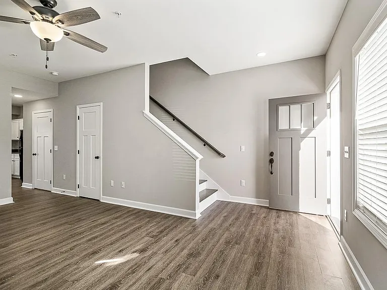 113 Claremont Ct — Photo 3