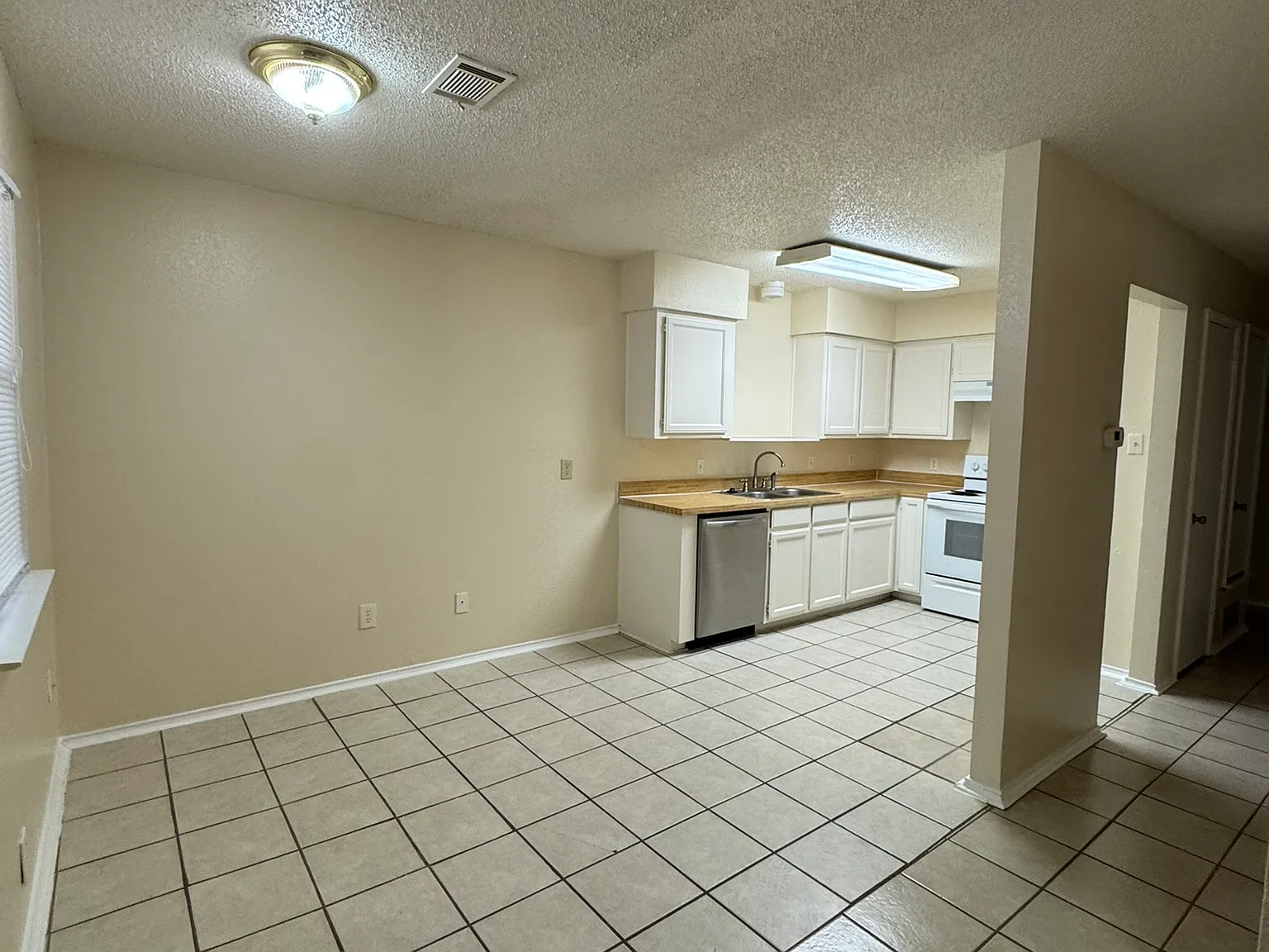 3 bed, 1127 sqft, $1,600 — Photo 2