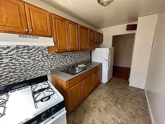 5th image of 2610 Henry Hudson Pkwy E #2