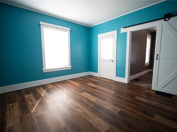 3rd image of 109 E 9th St