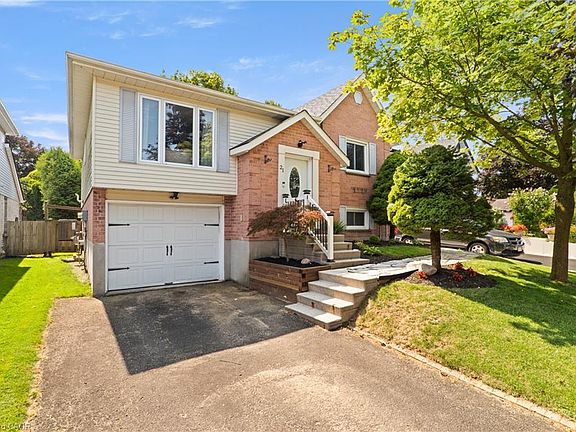 3rd image of 21 Golden Meadow Cres