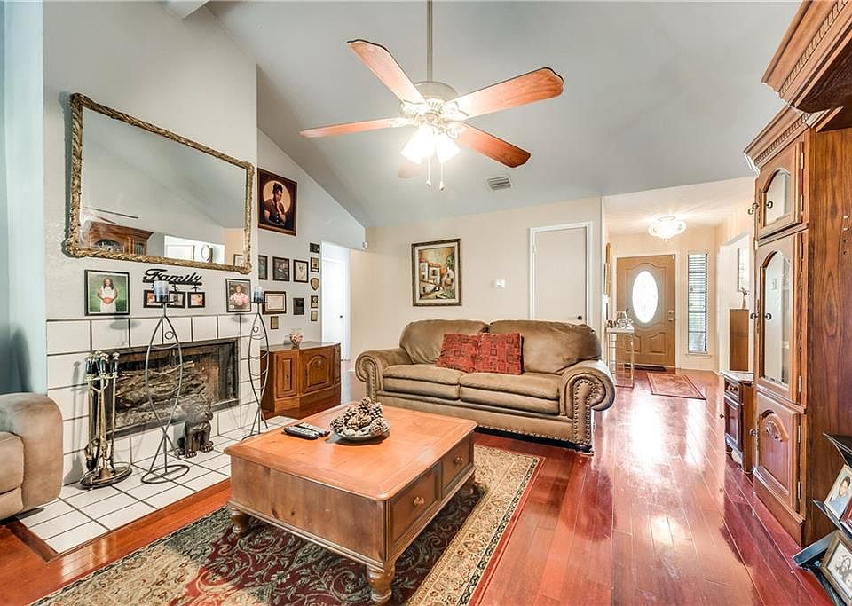 2nd image of 3202 Meadowood Dr