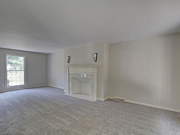 3rd image of 880 Squirrel Hill Dr