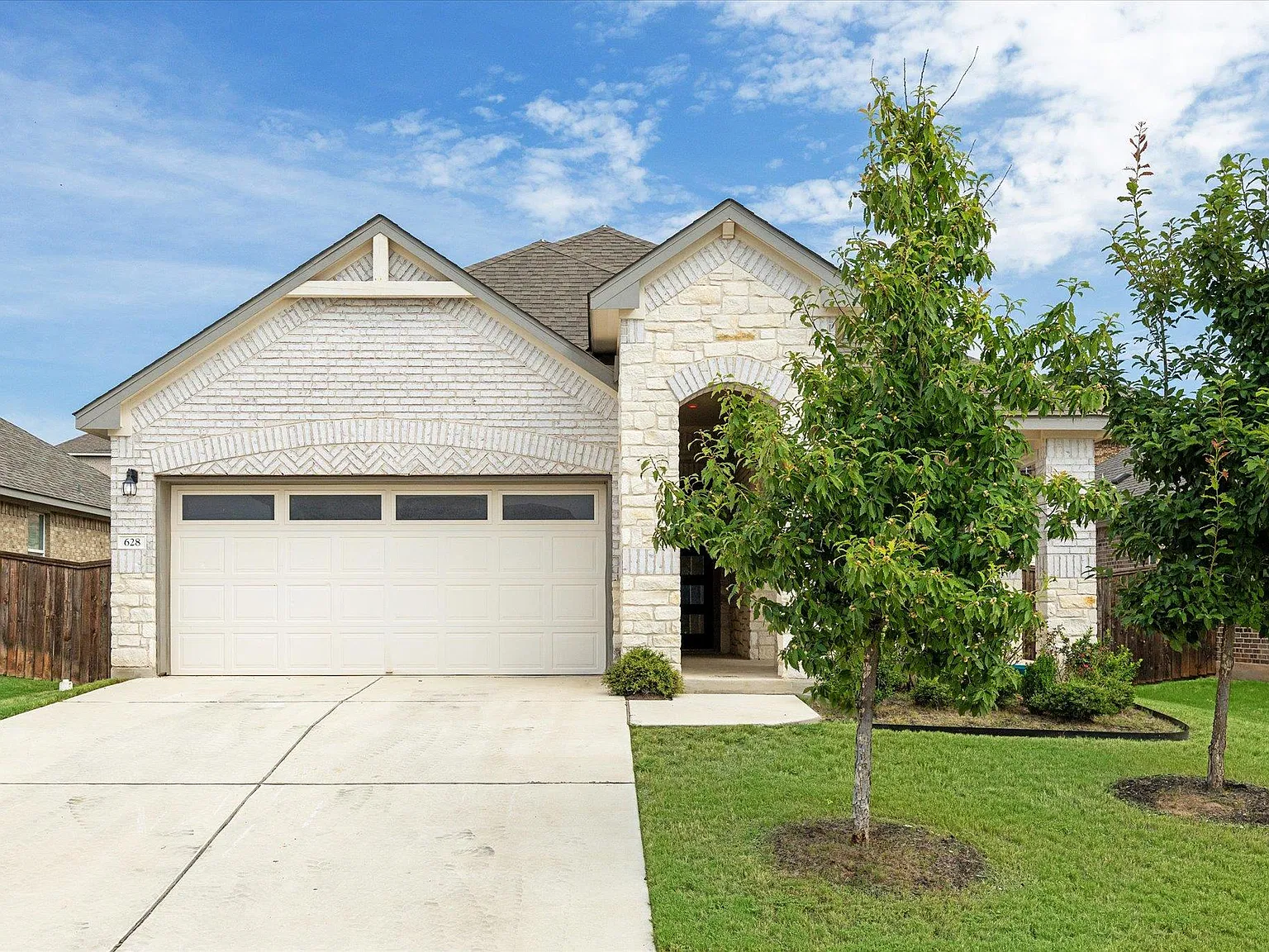 3 bed, 2.0 bath, 1459 sqft, $2,000 — Photo 2