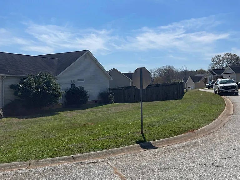 500 Lake Lennox Dr — Photo 2