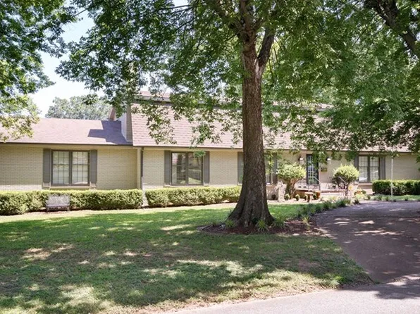 1001 3rd St, Tuscumbia, AL 35674