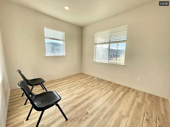 4th image of 2162 Cloverleaf Way