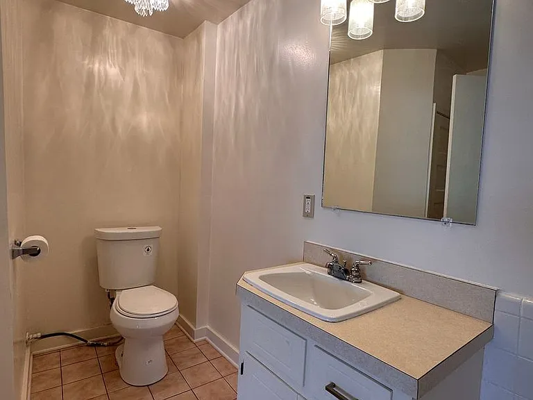 108 E Lee St — Photo 20