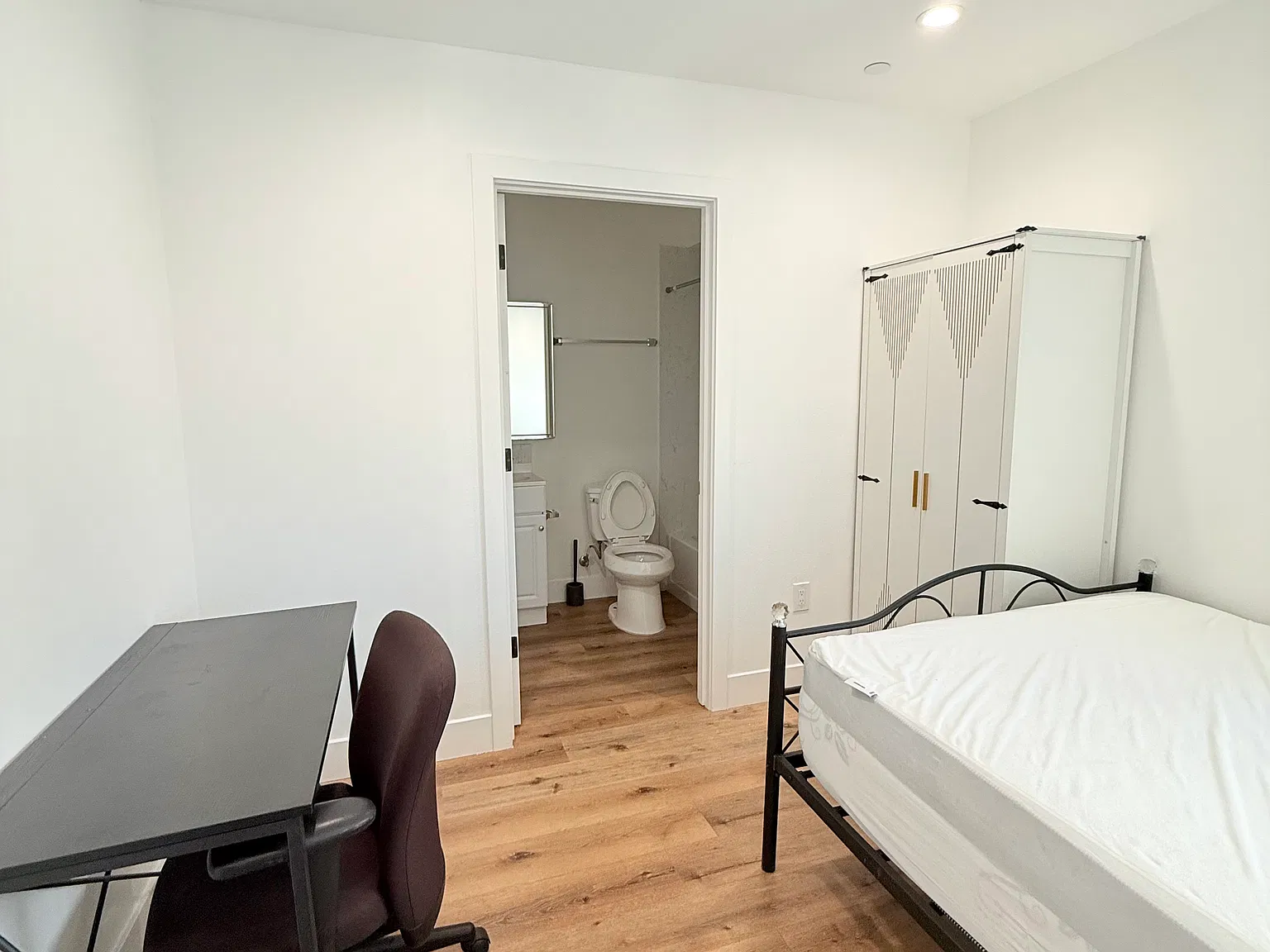 1 bed, 130 sqft, $5,200 — Photo 3