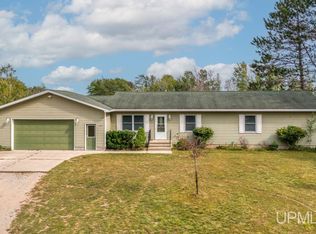 9518 Bay Shore Dr, Gladstone, MI 49837