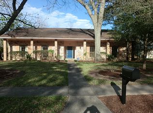 120 Huckleberry Dr, Lake Jackson, TX 77566