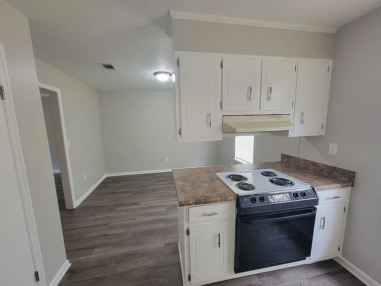 611 Langley Ct — Photo 7
