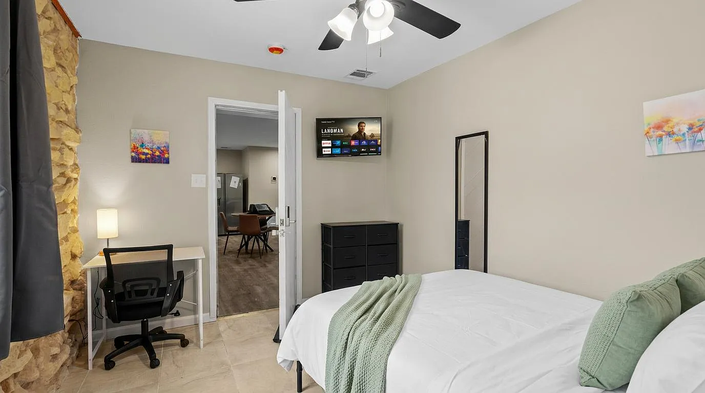 4 bed, 2.0 bath, 2516 sqft, $836 — Photo 1