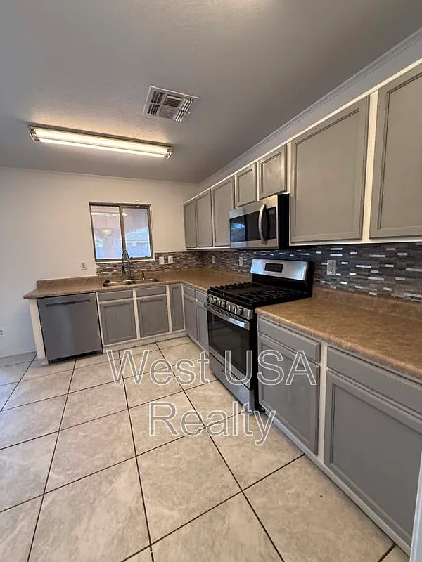 3 bed, 2.5 bath, 2301 sqft, $1,799 — Photo 2
