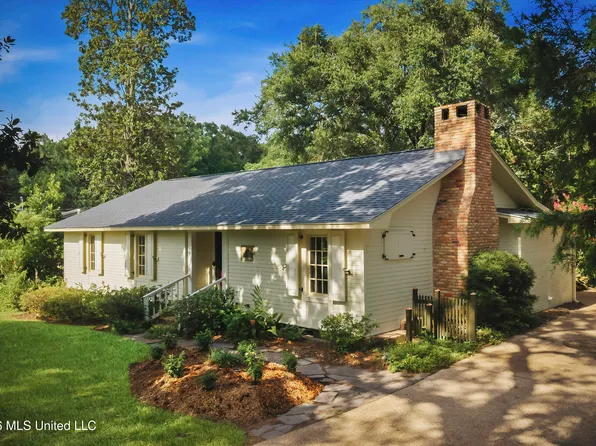414 General Pershing Ave, Ocean Springs, MS 39564