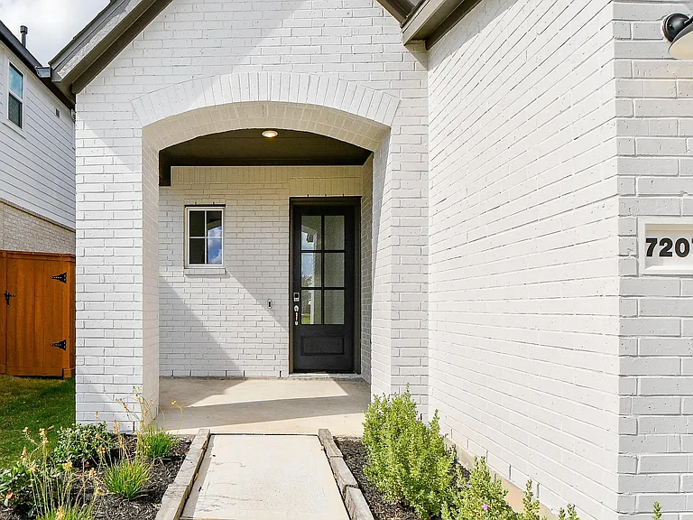 7207 Prairie Heights Dr — Photo 2