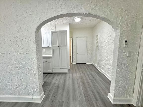 4th image of 935 Catalonia Ave