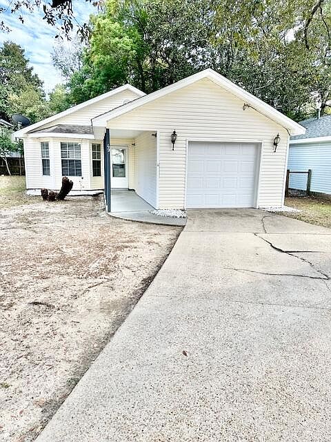 1st image of 49 Park Cir SE