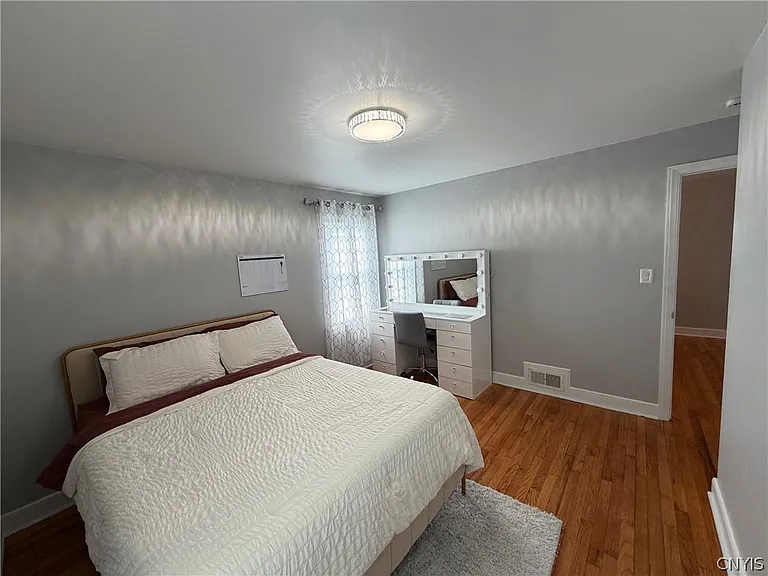 902 James St — Photo 16
